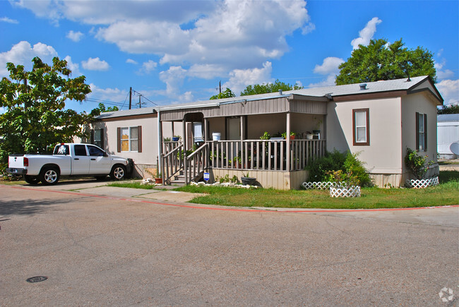 Building Photo - Oak Hollow