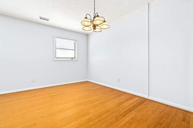 Foto del edificio - 449 N Donahue Dr