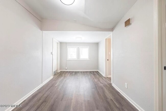 Building Photo - Rogers Ave