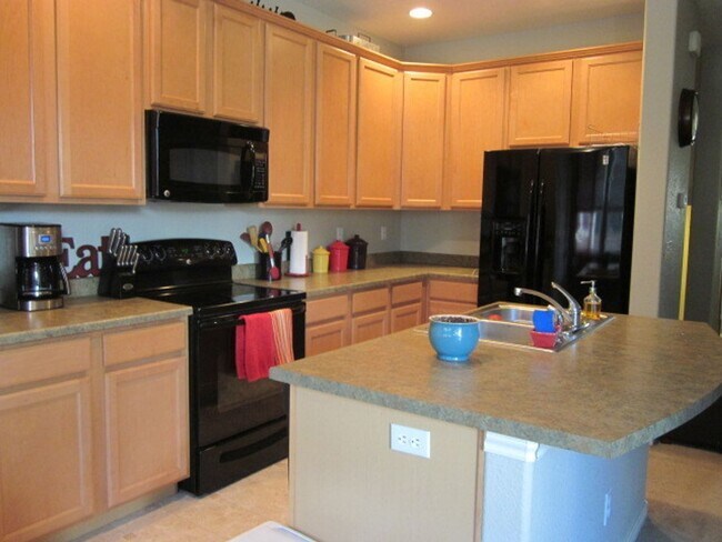 Building Photo - Beautifully Updated 3Bed/3Bath Townhome!