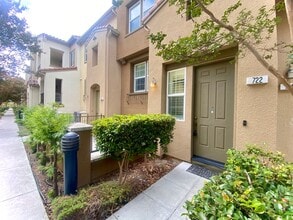 Building Photo - 722 Claridad Loop
