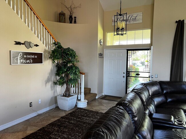 Building Photo - Gorgeous 4 bedroom 3 Bathroom Home in East...