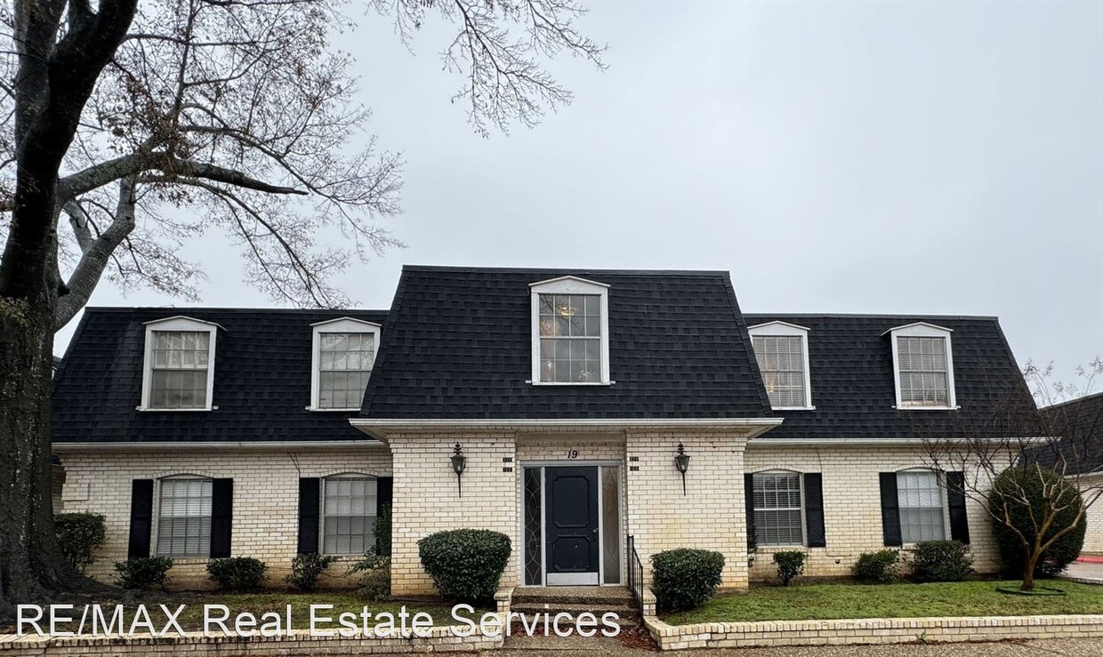 2 br, 1.5 bath House 3730 Fairfield Unit123 House Rental in