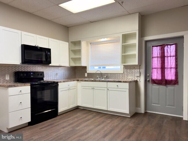 Building Photo - 100 S Front St