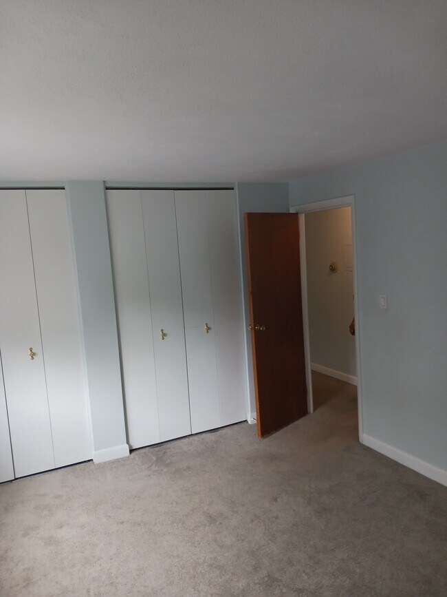 Dormitorio principal con dos armarios dobles - 27 North St