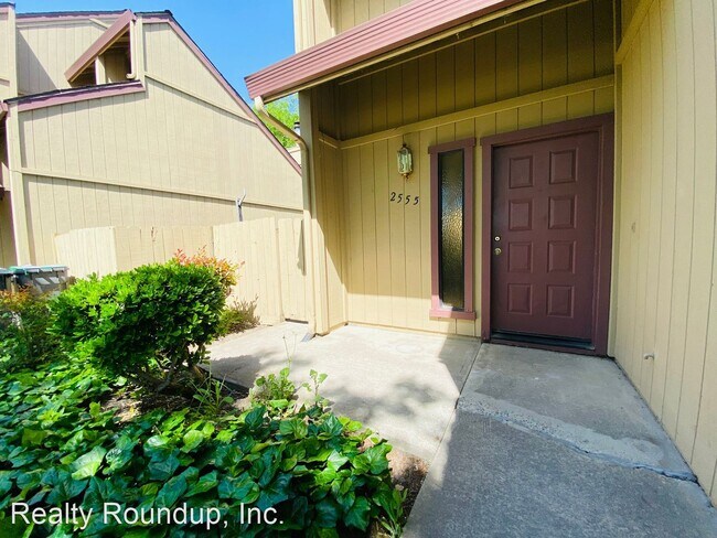 Building Photo - 3 br, 2.5 bath House - 2555 Higgins Rd