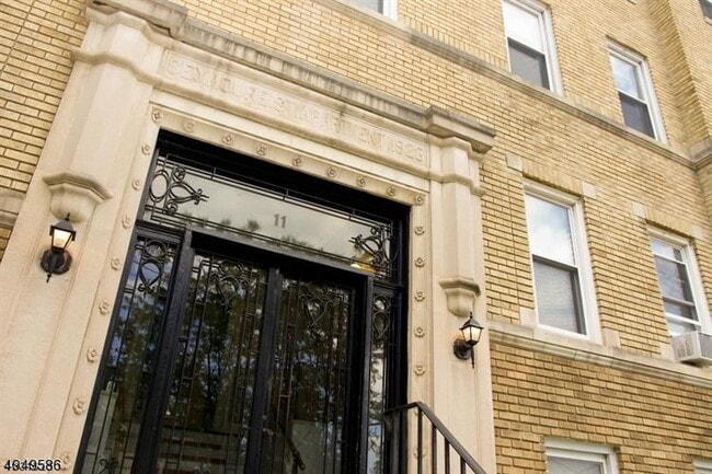 Building Photo - 11 Seymour St