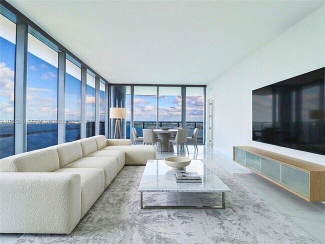 Foto del edificio - 700 NE 24th St