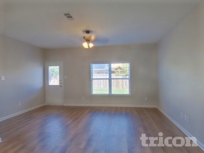 Foto del edificio - 6173 Chalk Hollow Dr