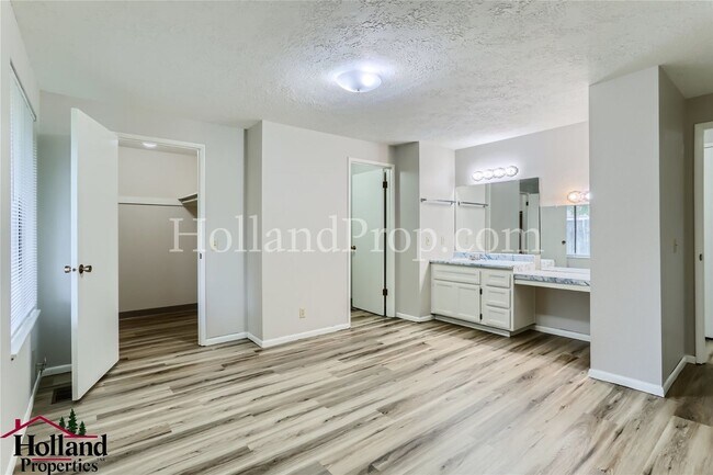 Building Photo - Skiver 6474-6476 - Lee