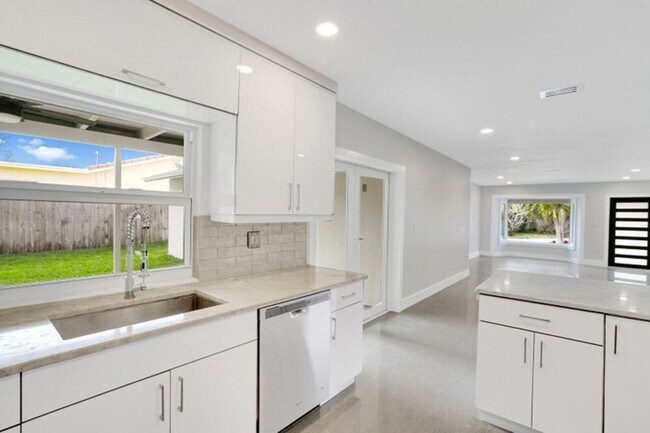 Foto del edificio - 475 NW 16th Street, Boca Raton, FL 33432