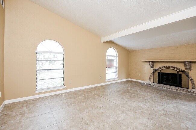 Foto del edificio - 14606 Leacrest Dr