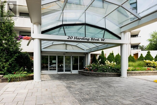 Photo du bâtiment - 20-320 Harding Blvd W