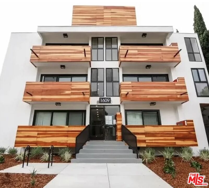 Foto principal - 1609 Veteran Ave