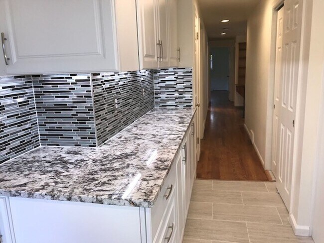 Foto del edificio - Pre-leasing-Beautiful Bryant Large Remodel...