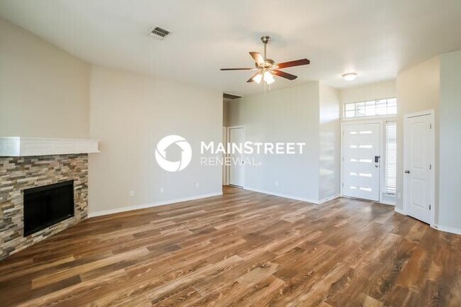 Foto del edificio - 3 Bedroom Pet-Friendly Home in Edmond, OK with Main Street Renewal