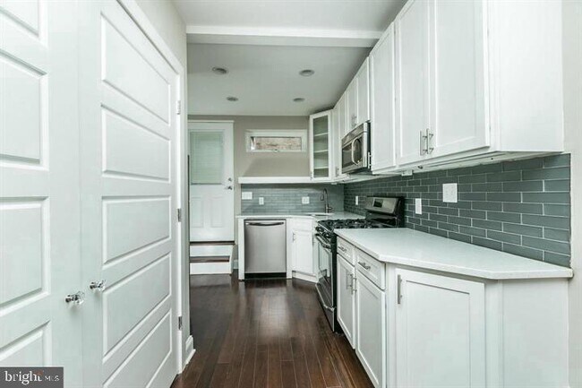 Building Photo - 325 S Madeira St