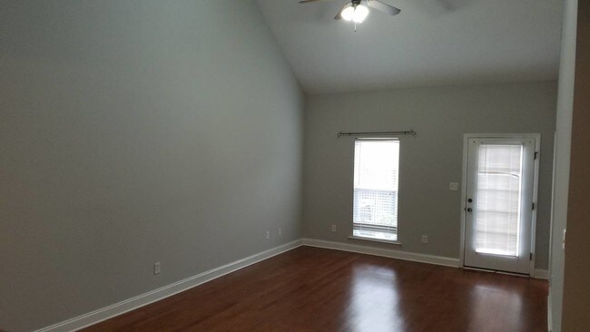 Building Photo - 811 Landing Dr