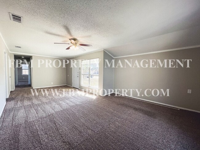 Foto del edificio - 136 Highland Dr
