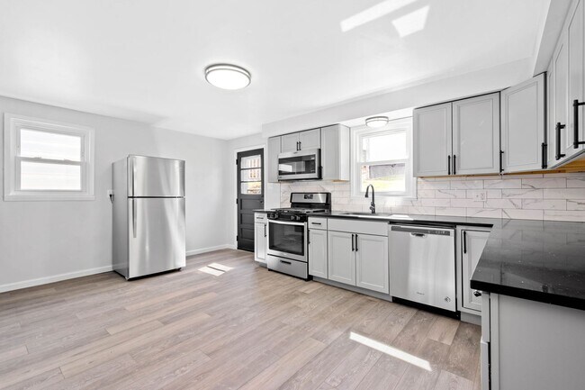 Building Photo - Stunning 2 bedroom home in Homestead available June 15!