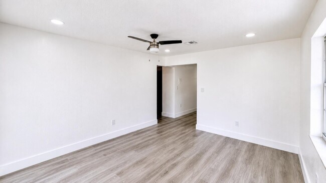 Foto del edificio - 528 E Lakewood Rd