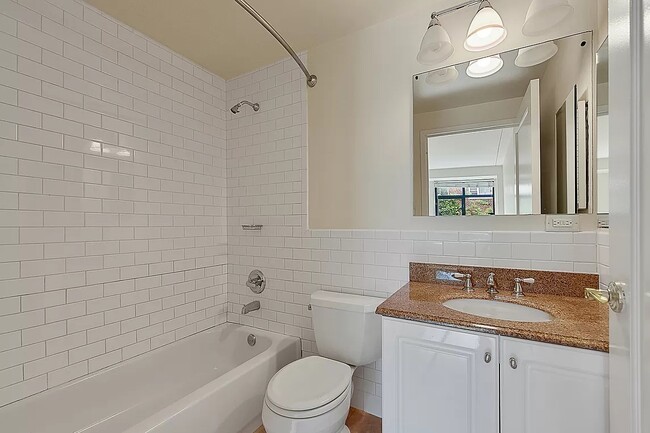 Building Photo - LOVELY 2 BEDROOM/2BATH