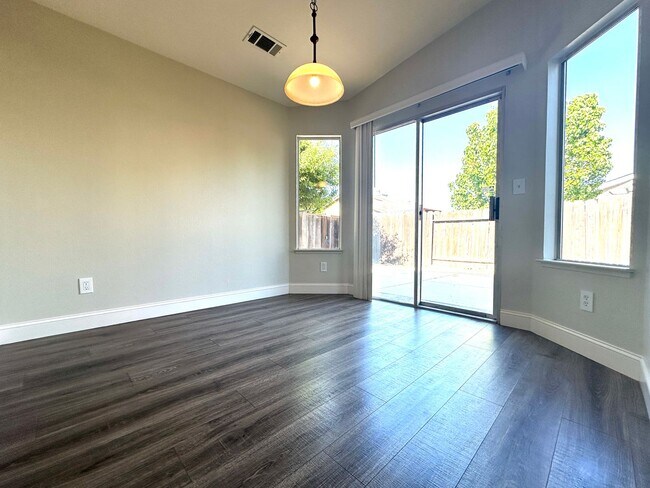 Foto del edificio - Lovely 3 Bedroom 2 Bathroom in Oakley