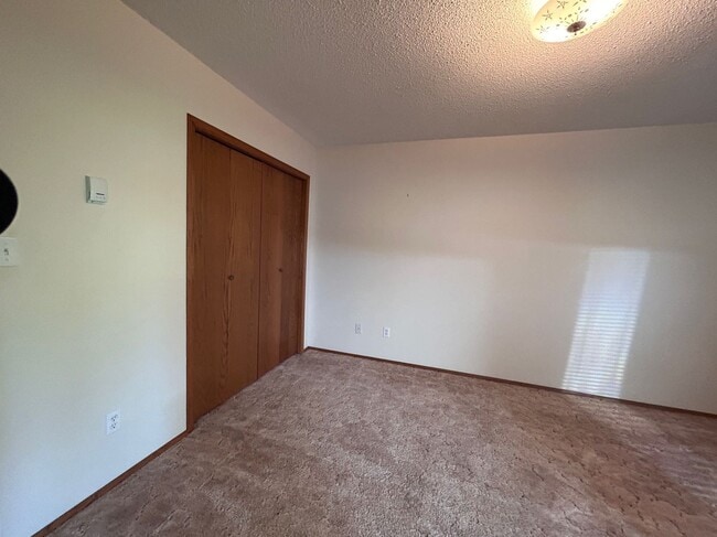 Building Photo - 2 Bed 1 Bath Unit in Ponoka, AB