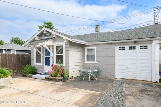 Building Photo - 1309 3rd Ave