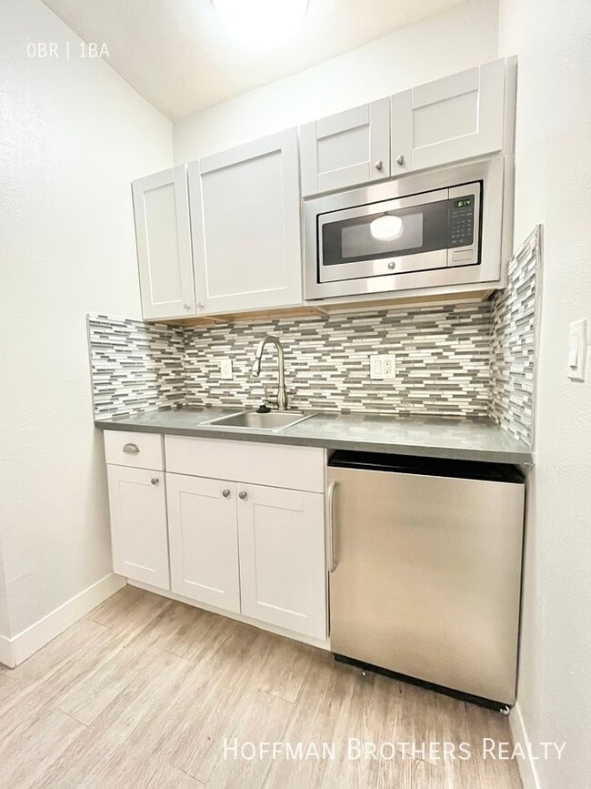 Building Photo - 410 S Lake St