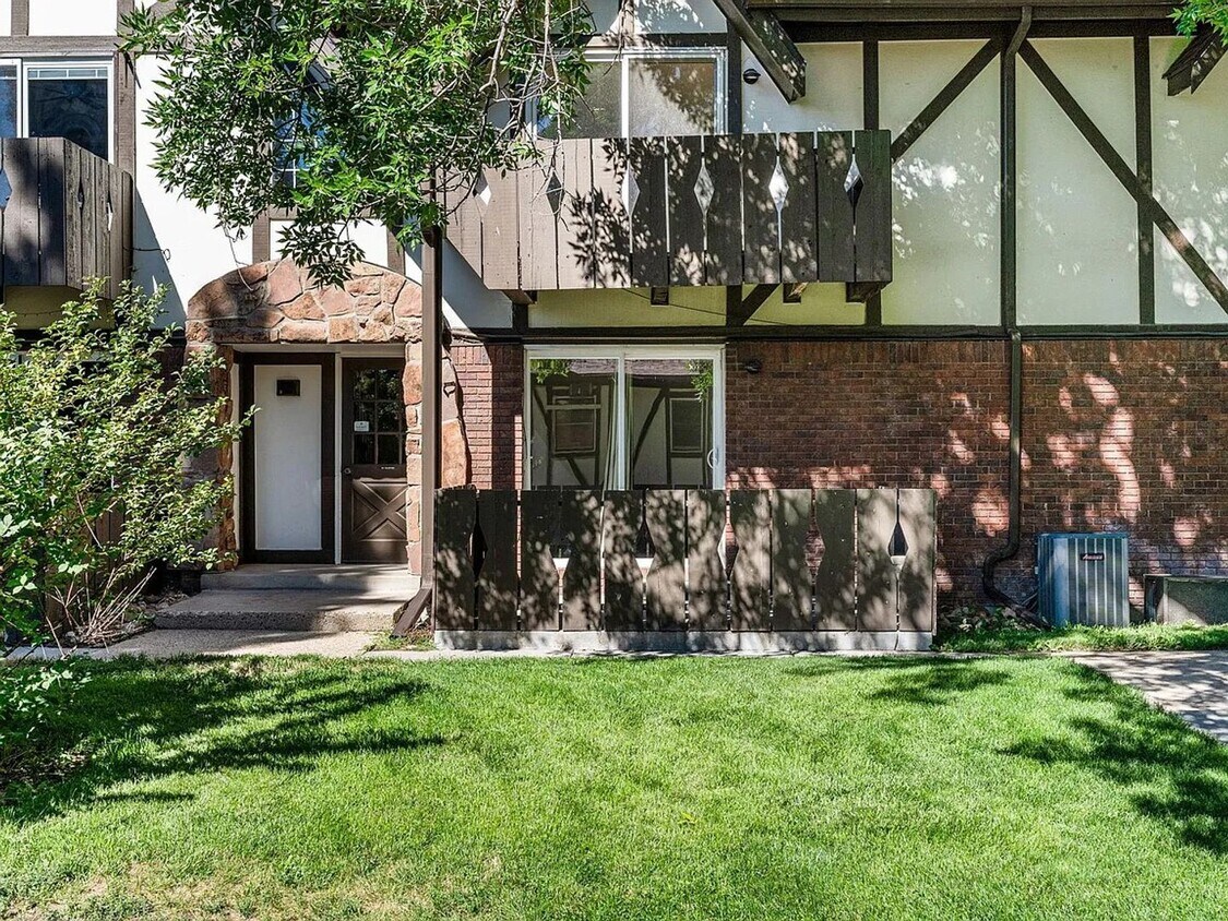 Primary Photo - Updated 2 Bed/1 Bath Apartment in Desirabl...