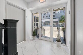 Building Photo - 403 SW 12th Ave
