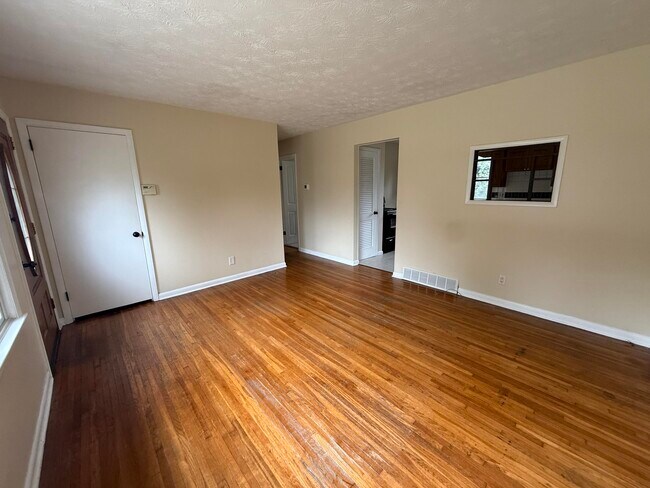 Building Photo - 2067 Tamarack Dr