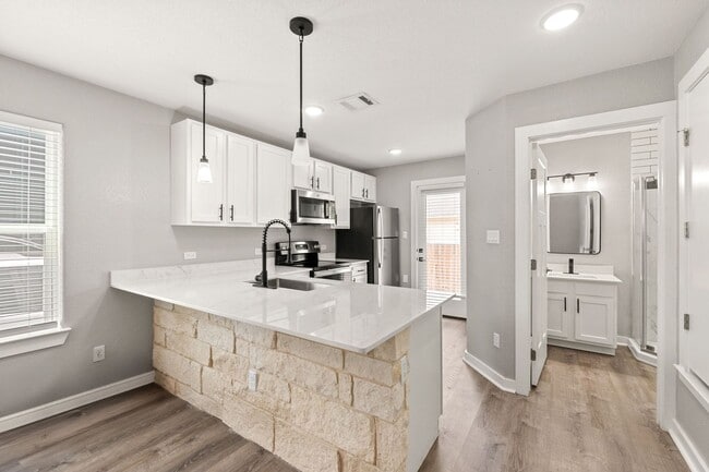 Interior Photo - 20 Tate Village