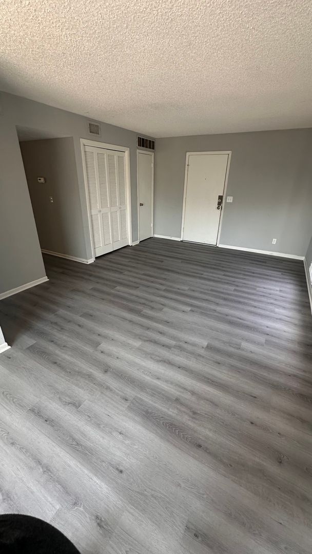 Foto del edificio - $775 - 2 bed 1 bath - Second floor Apartment