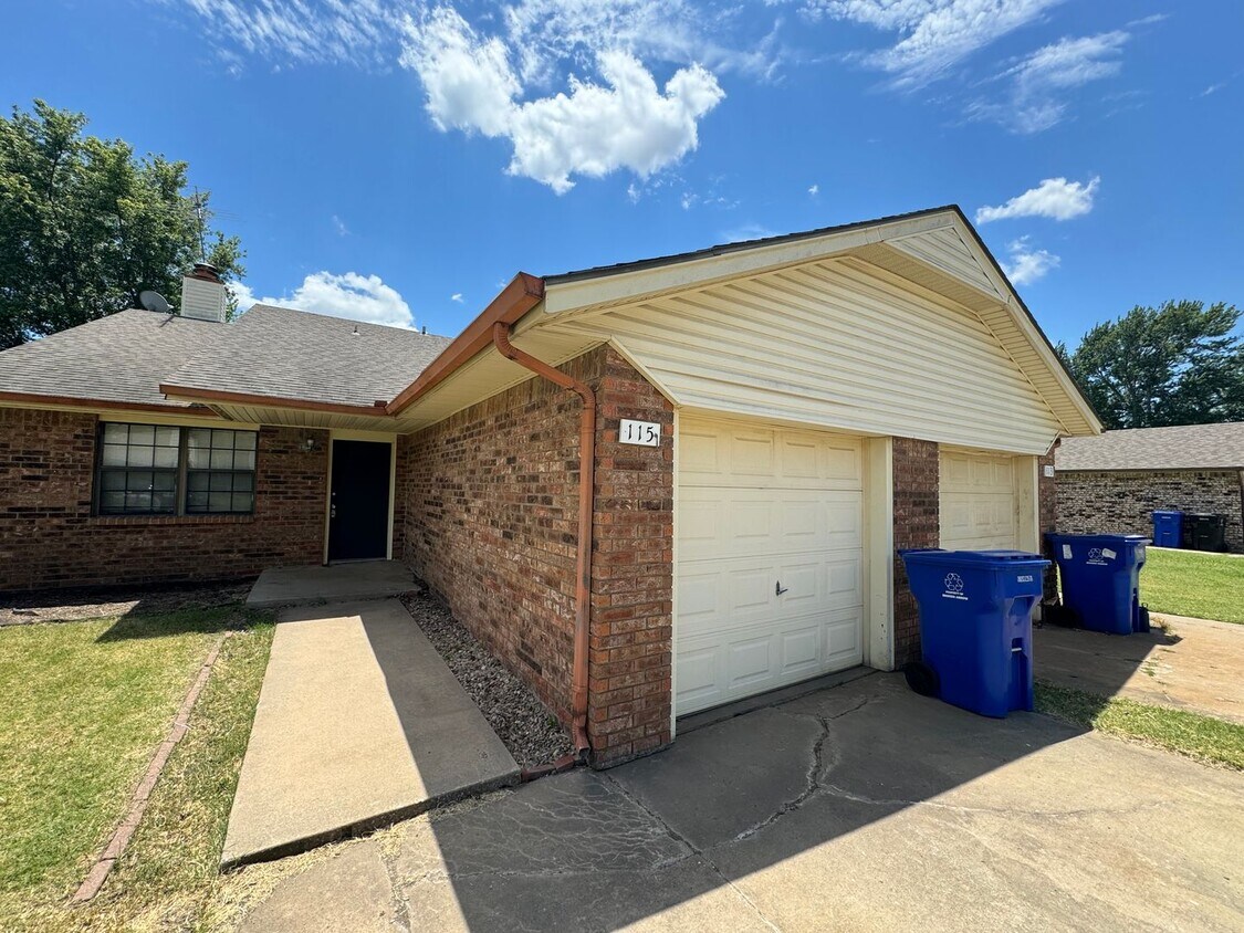 Primary Photo - Gorgeous 3 bedroom 2 bathroom duplex