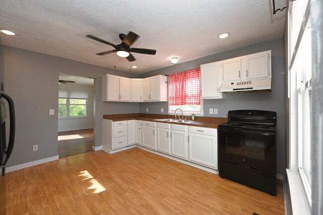 Foto del edificio - Updated 2BR/2BA Home | Rare Second Bath, Efficient Layout