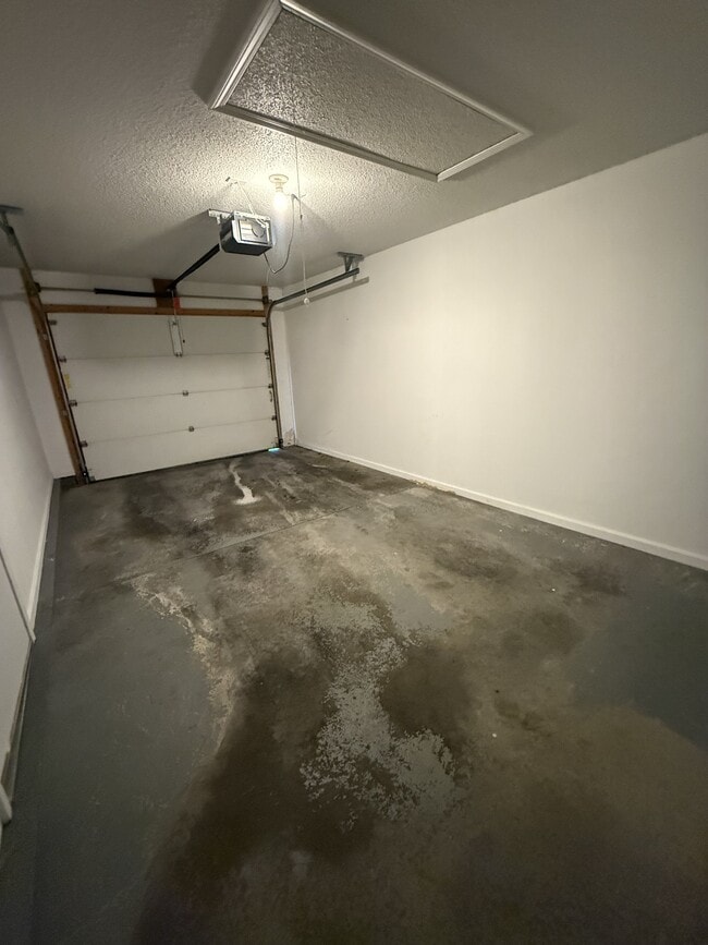 Building Photo - 714 Pine Ridge Dr