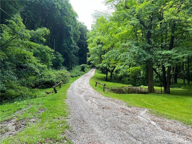 Foto del edificio - 275 Birch Hill Rd