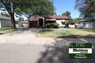 Building Photo - 215 Kenwood Dr