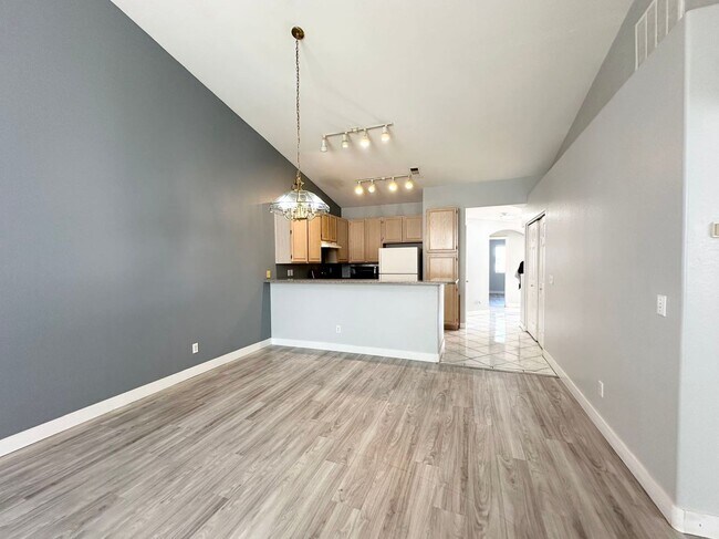 Foto del edificio - Great one story Town house