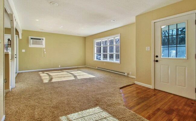 Building Photo - 2 Bedroom House