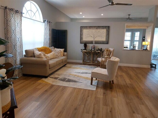 Foto del edificio - 6183 Bear Creek Ct