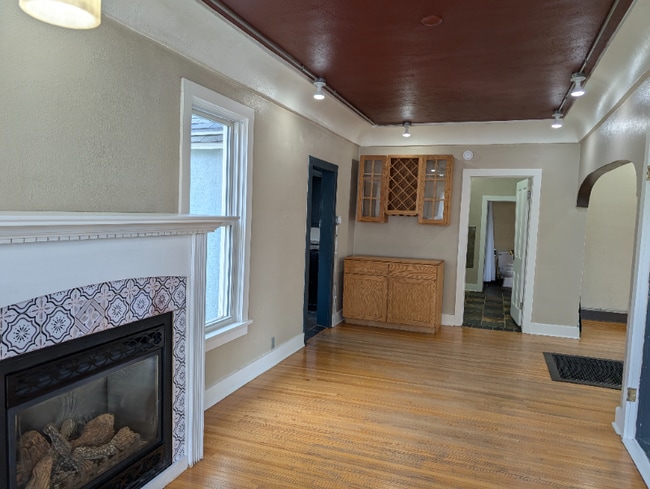 Building Photo - 709 E Lewis St