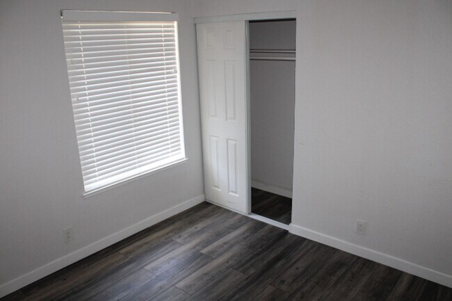 Building Photo - 130 Aster Ct