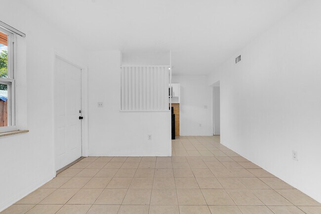 Foto del edificio - 2435 Plunkett St