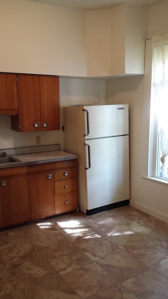 Kitchen - 904 Vine St