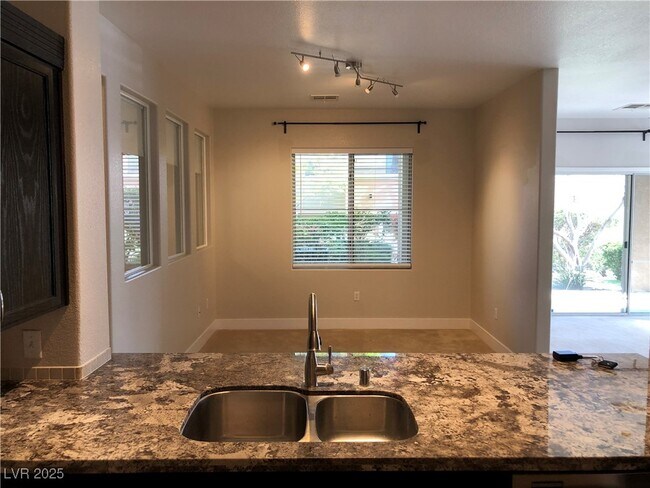 Foto del edificio - 720 Peachy Canyon Cir