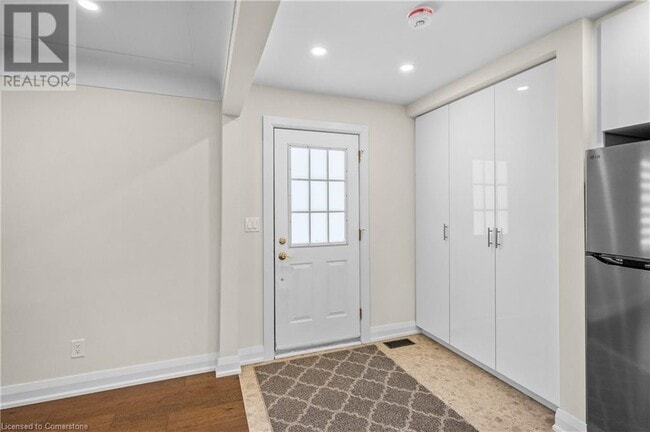 Building Photo - 723 Hager Ave