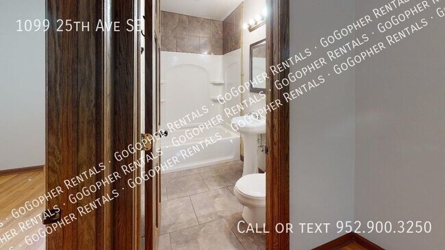 Building Photo - 4 Bedroom Duplex Close to U of M Campus!